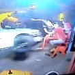 Carro bate em moto, invade calçada de um bar e mata duas pessoas em Anápolis; veja vídeo