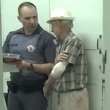 Idoso de 85 anos dá voadora em ladrão para impedir furto de celular
