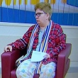 Após aparecer de 'pijama' na TV, diretora do Procon grava vídeo de resposta e brinca com roupa 🎥