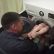 Menino fica preso em máquina de lavar e bombeiros ajudam no resgate