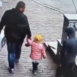 Vídeo mostra momento em que pai impede que filha seja sequestrada em plena luz do dia