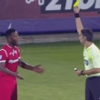 Jogador limpa chuteira em árbitro e leva cartão amarelo; veja vídeo 🎥