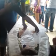 Mãe se nega a enterrar filha declarada morta por crer que ela ainda esteja viva