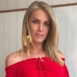 Anna Hickmann dá bolsa da Gucci e recebe kit de cozinha em amigo secreto da Record