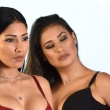 Simone e Simaria posam de lingerie para nova campanha