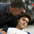 Leandro (Guilherme Leicam) é ferido após salvar a vida de Merlin, em 'A Dona do Pedaço'