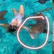 Influenciadora digital Ana Bruna Avila publicou foto do momento em que foi mordida por um tubarão Fo
