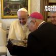 Papa Francisco recebe imagem do Divino Pai Eterno das mãos de Dom Washington