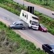 Desgovernado, caminhão bate em dois carros na BR-153 e condutor foge; veja vídeo