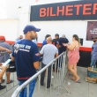 Torcedores fazem fila para compra de ingressos no Estádio Antônio Accioly