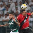 Churín disputa bola pelo alto em derrota do Atlético-GO para o Palmeiras
