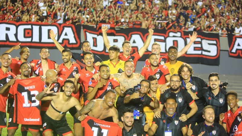 Atlético-GO comemora classificação à semifinal da Copa Sul-Americana no Serra Dourada