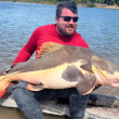 Arthur Lanna Appelt posa com peixe gigante que pescou no Rio Xingu