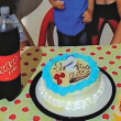 Mesa de aniversário com refrigerantes