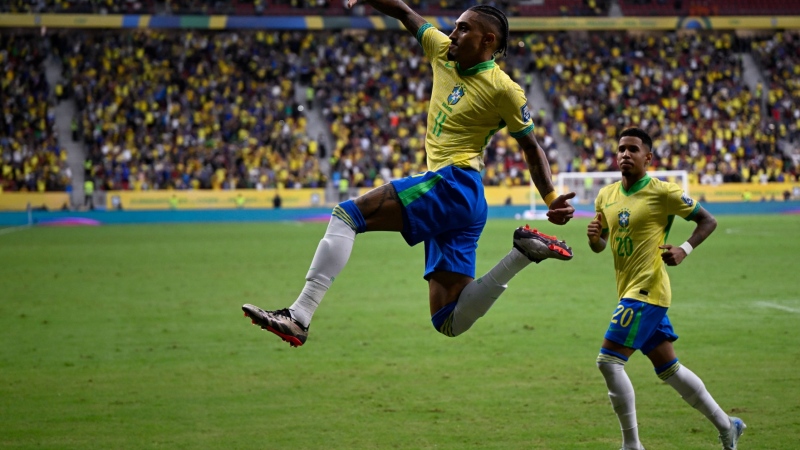 Raphinha comemora gol do Brasil sobre o Peru